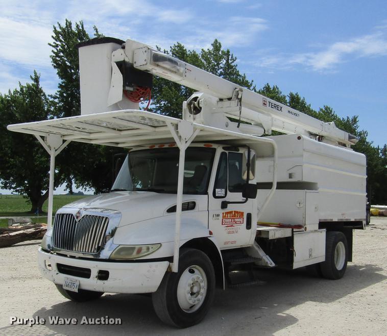image for item DD2689 2004 International 4300 bucket truck