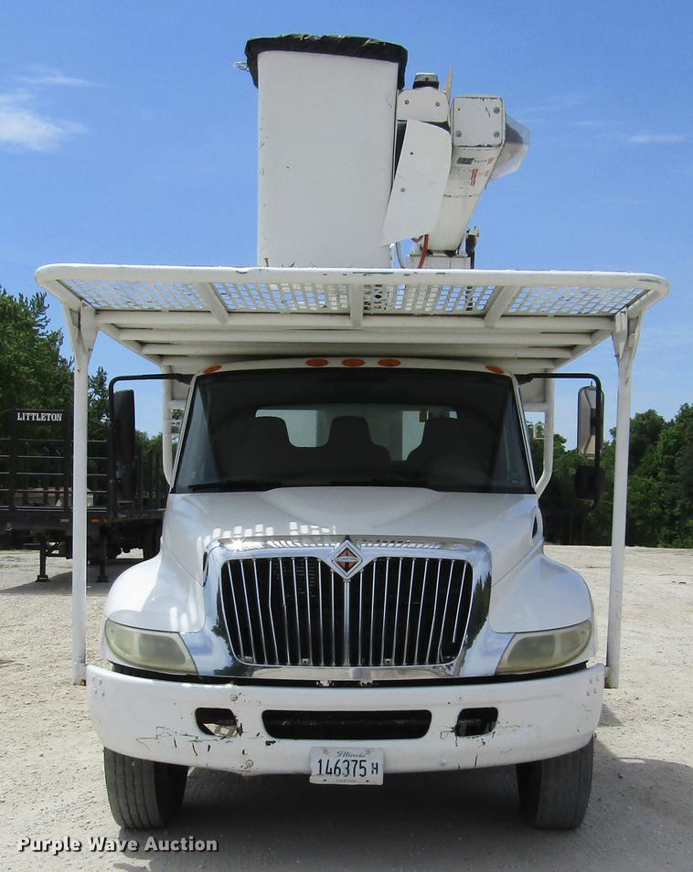 image for item DD2689 2004 International 4300 bucket truck