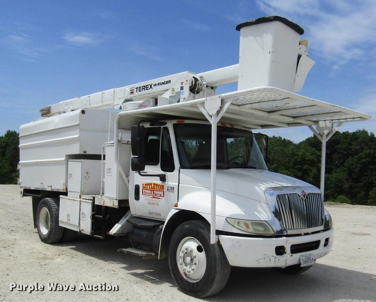 image for item DD2689 2004 International 4300 bucket truck