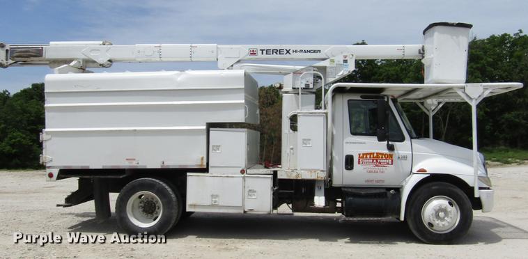 image for item DD2689 2004 International 4300 bucket truck