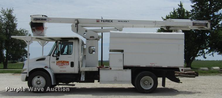 image for item DD2689 2004 International 4300 bucket truck