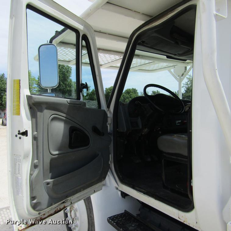 image for item DD2689 2004 International 4300 bucket truck