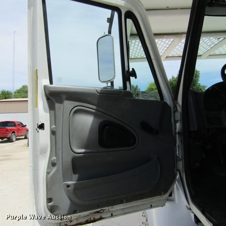 image for item DD2689 2004 International 4300 bucket truck