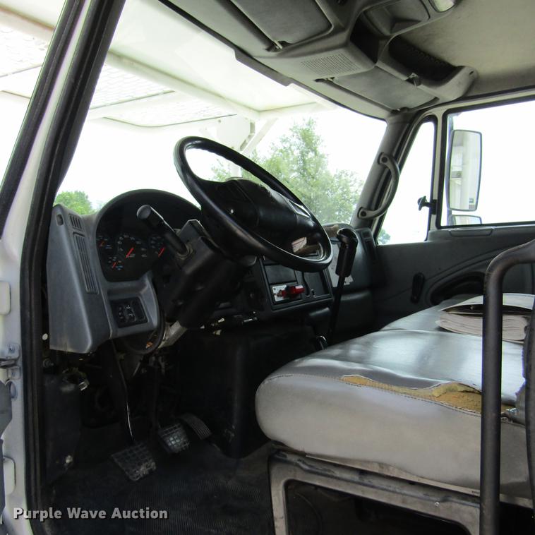 image for item DD2689 2004 International 4300 bucket truck