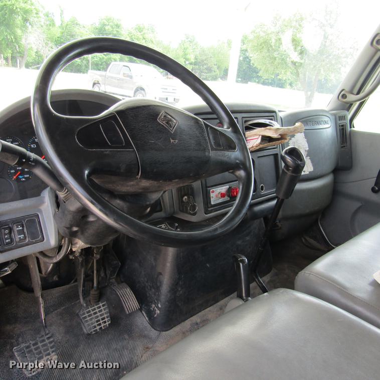 image for item DD2689 2004 International 4300 bucket truck