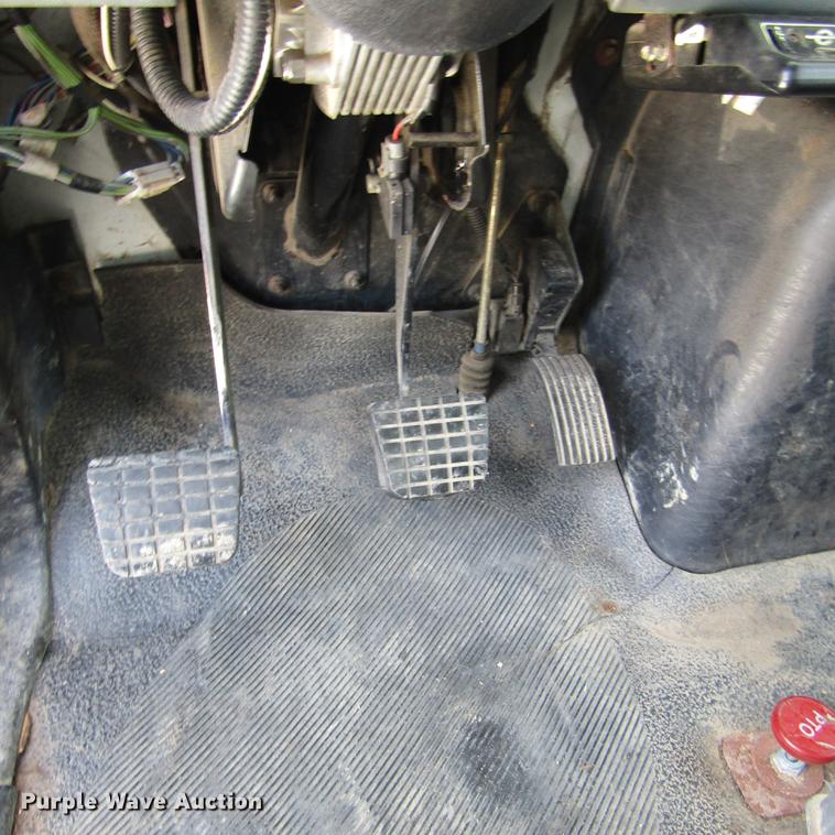 image for item DD2689 2004 International 4300 bucket truck