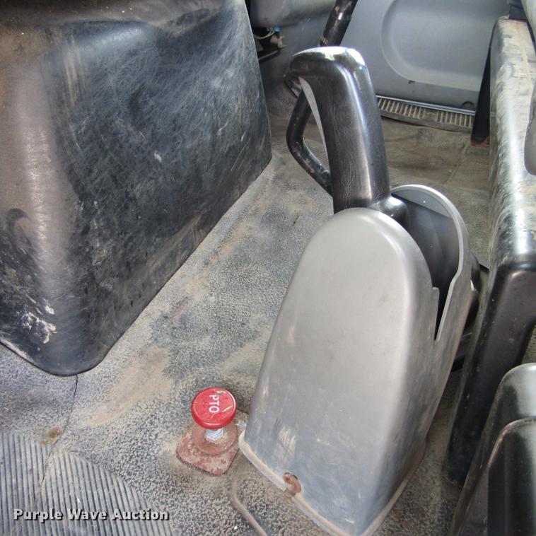 image for item DD2689 2004 International 4300 bucket truck