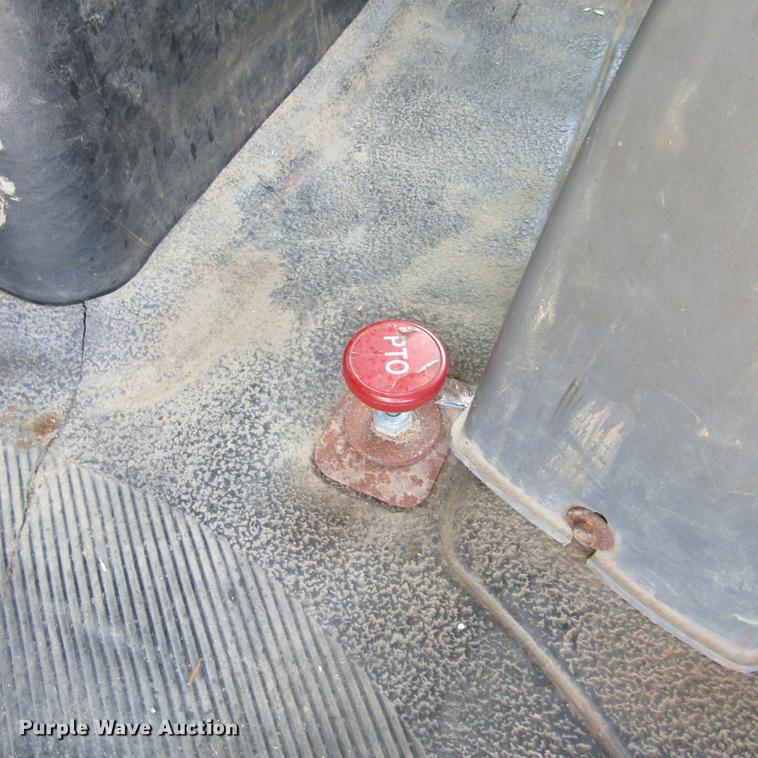 image for item DD2689 2004 International 4300 bucket truck