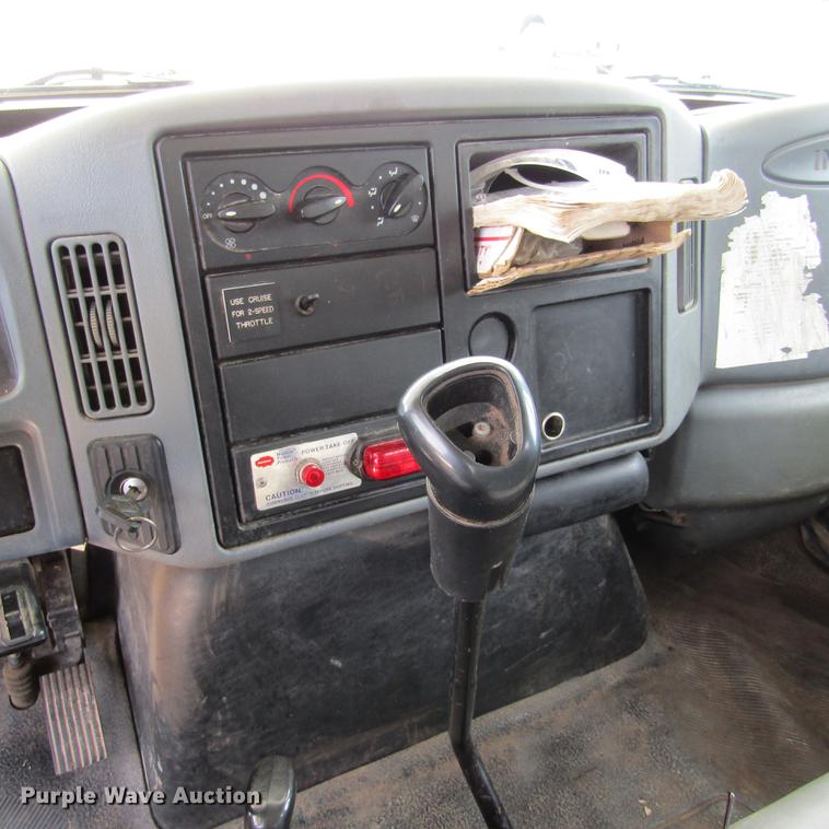 image for item DD2689 2004 International 4300 bucket truck