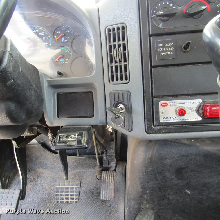 image for item DD2689 2004 International 4300 bucket truck