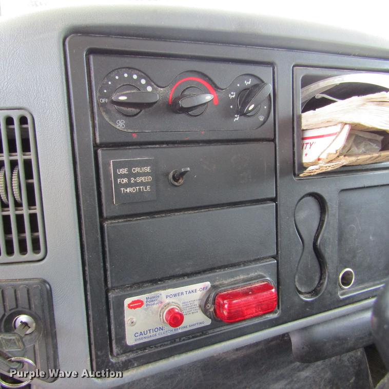 image for item DD2689 2004 International 4300 bucket truck