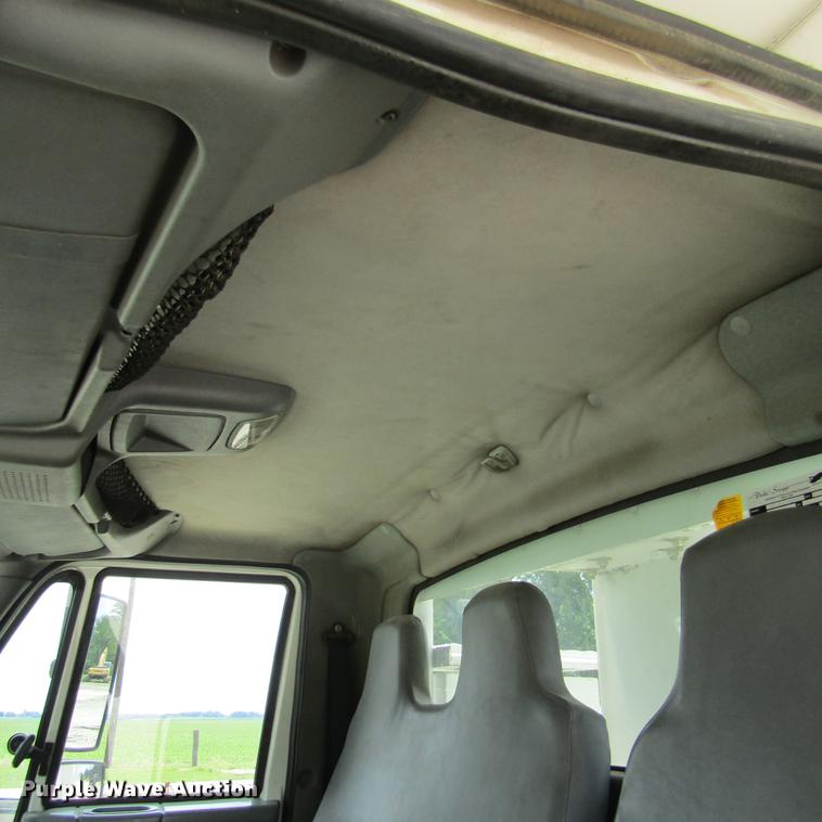 image for item DD2689 2004 International 4300 bucket truck