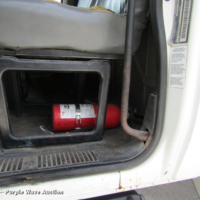 image for item DD2689 2004 International 4300 bucket truck