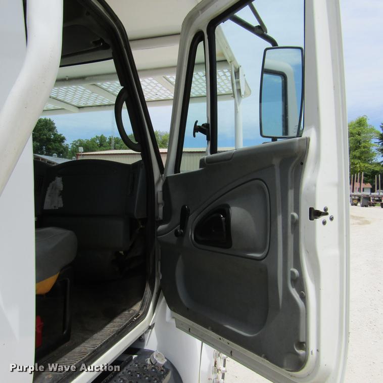 image for item DD2689 2004 International 4300 bucket truck