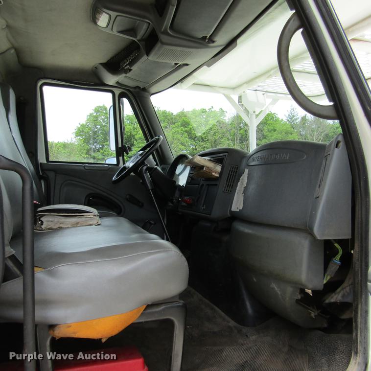 image for item DD2689 2004 International 4300 bucket truck