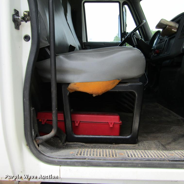 image for item DD2689 2004 International 4300 bucket truck