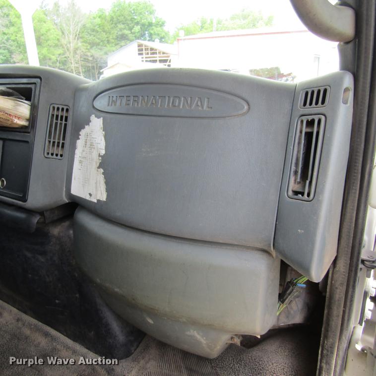 image for item DD2689 2004 International 4300 bucket truck