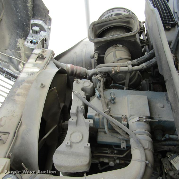 image for item DD2689 2004 International 4300 bucket truck