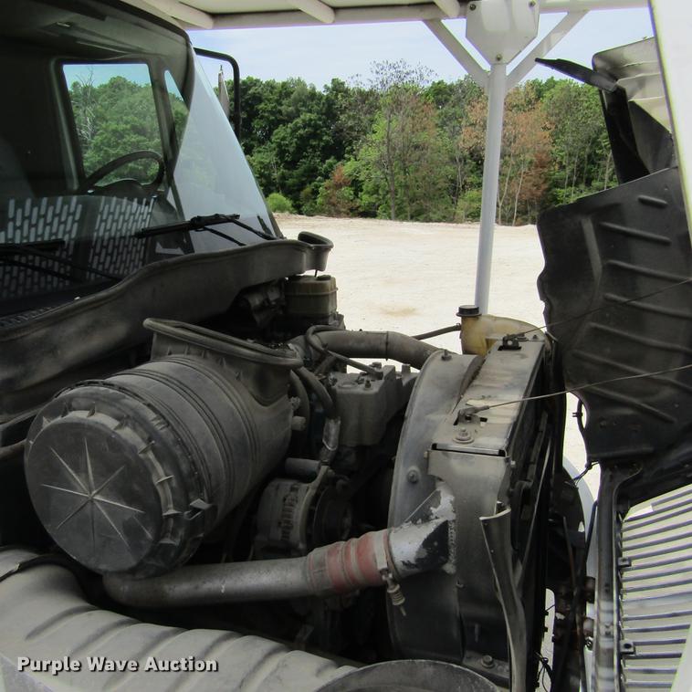 image for item DD2689 2004 International 4300 bucket truck