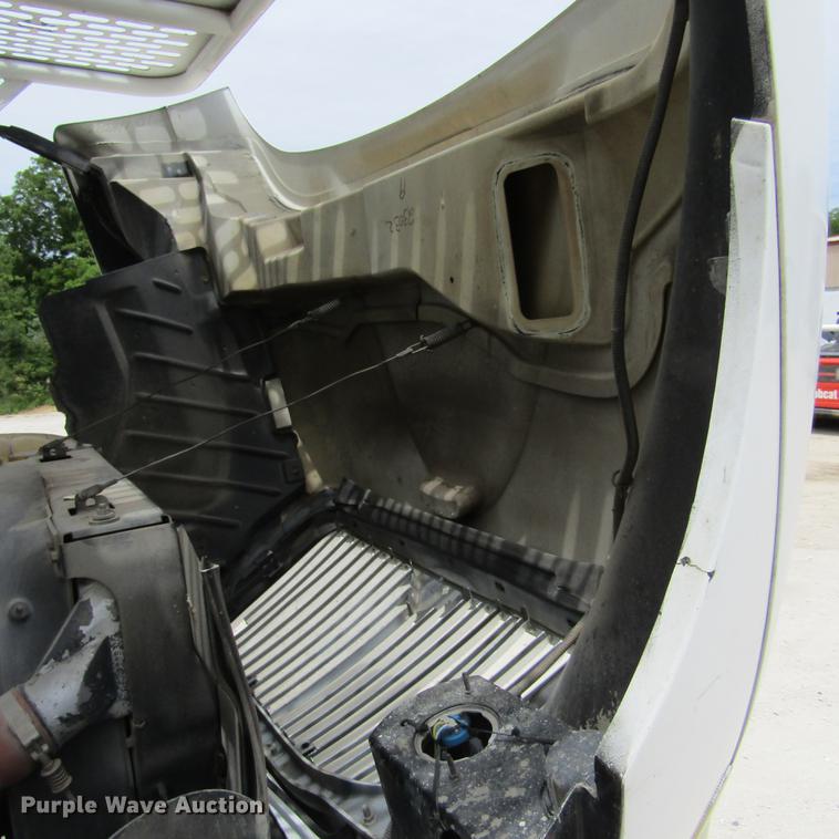 image for item DD2689 2004 International 4300 bucket truck