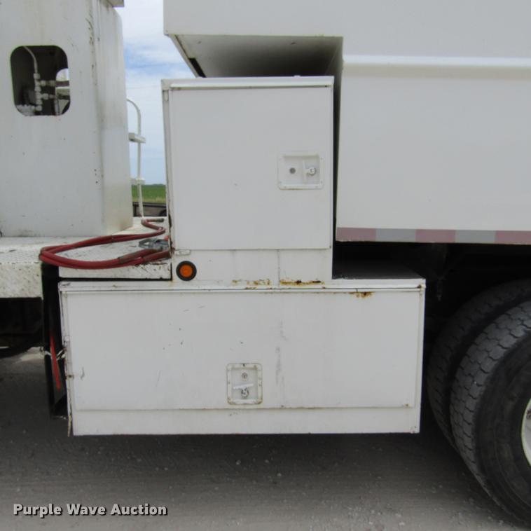 image for item DD2689 2004 International 4300 bucket truck