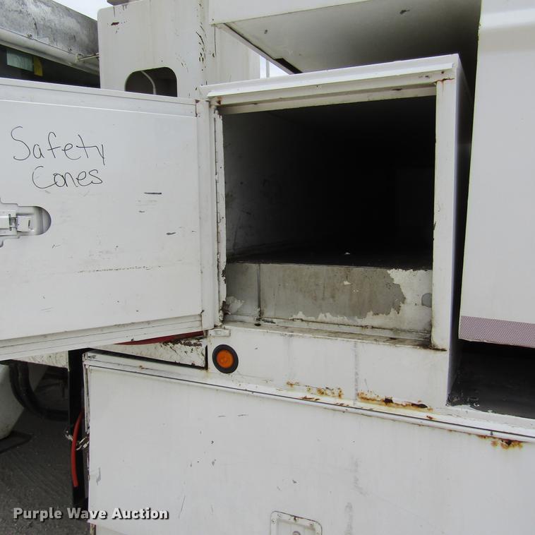 image for item DD2689 2004 International 4300 bucket truck