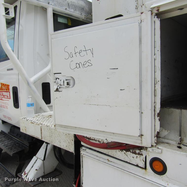 image for item DD2689 2004 International 4300 bucket truck