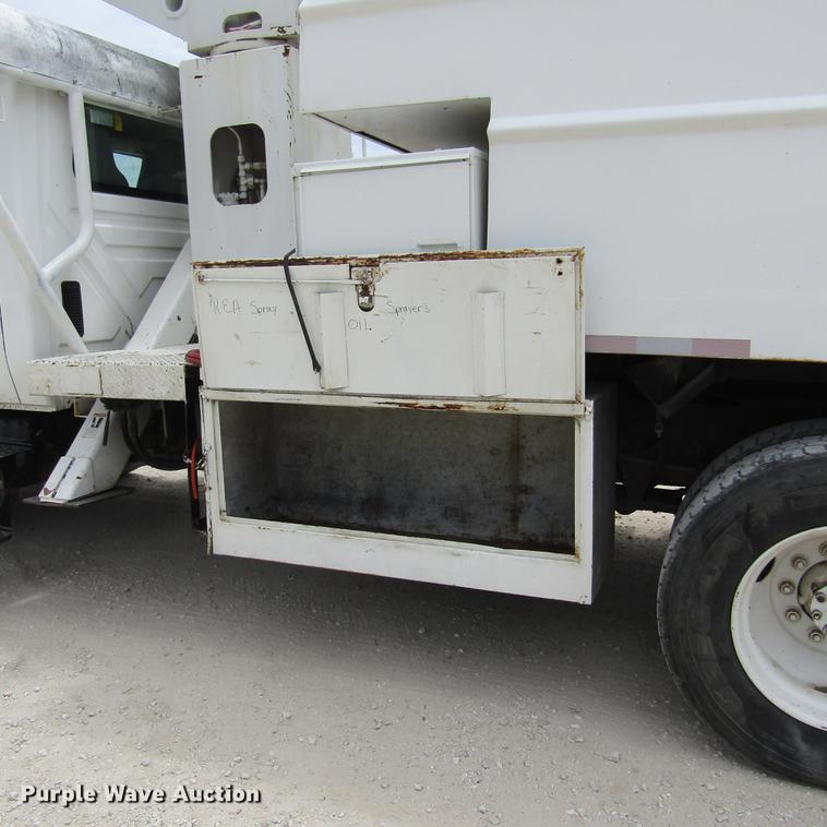 image for item DD2689 2004 International 4300 bucket truck