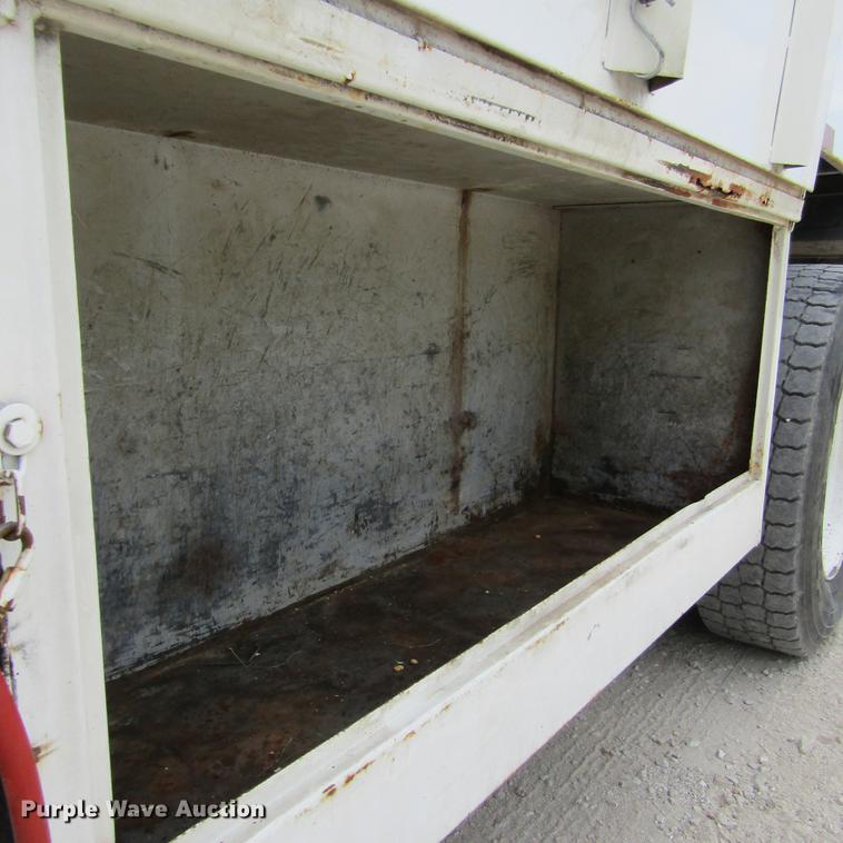 image for item DD2689 2004 International 4300 bucket truck