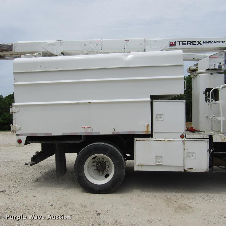 image for item DD2689 2004 International 4300 bucket truck