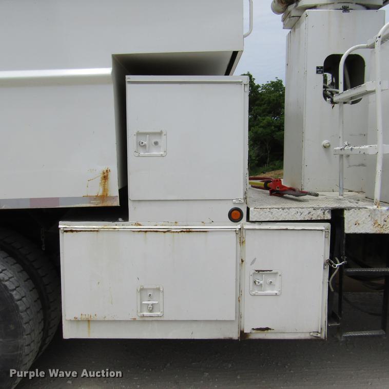 image for item DD2689 2004 International 4300 bucket truck