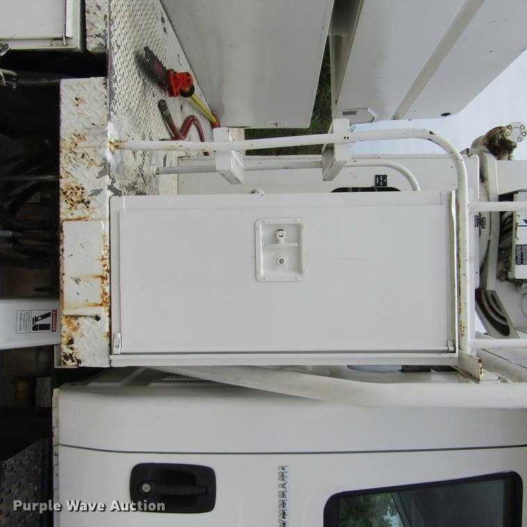 image for item DD2689 2004 International 4300 bucket truck