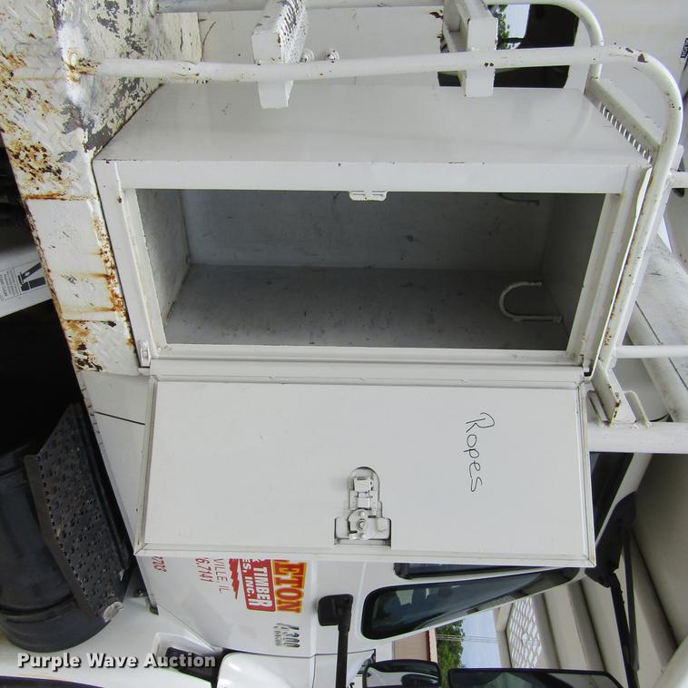 image for item DD2689 2004 International 4300 bucket truck