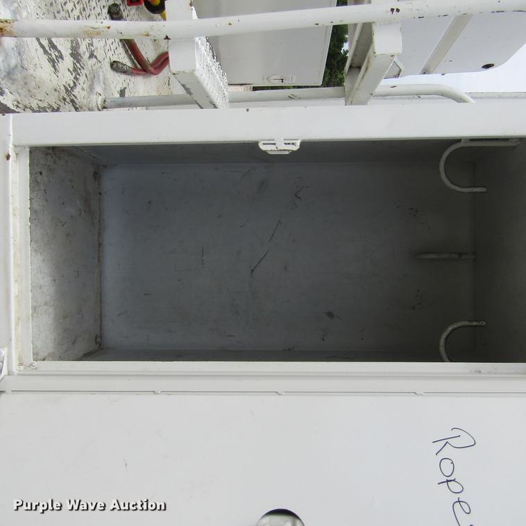 image for item DD2689 2004 International 4300 bucket truck