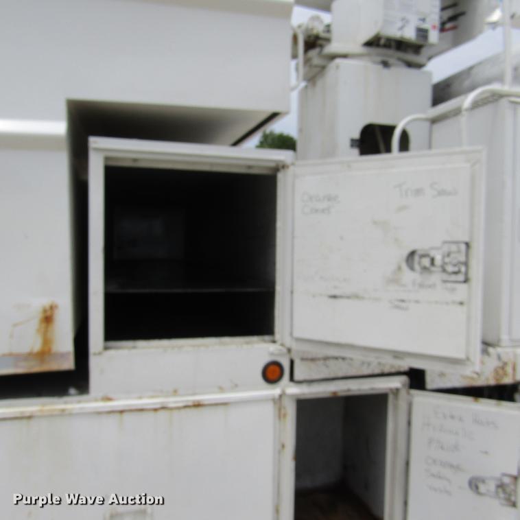 image for item DD2689 2004 International 4300 bucket truck