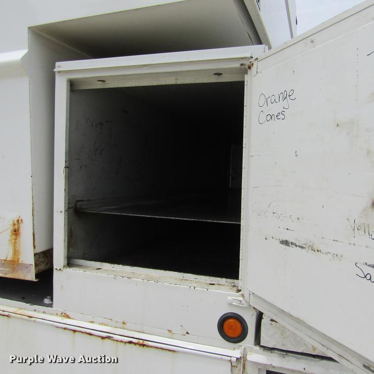 image for item DD2689 2004 International 4300 bucket truck