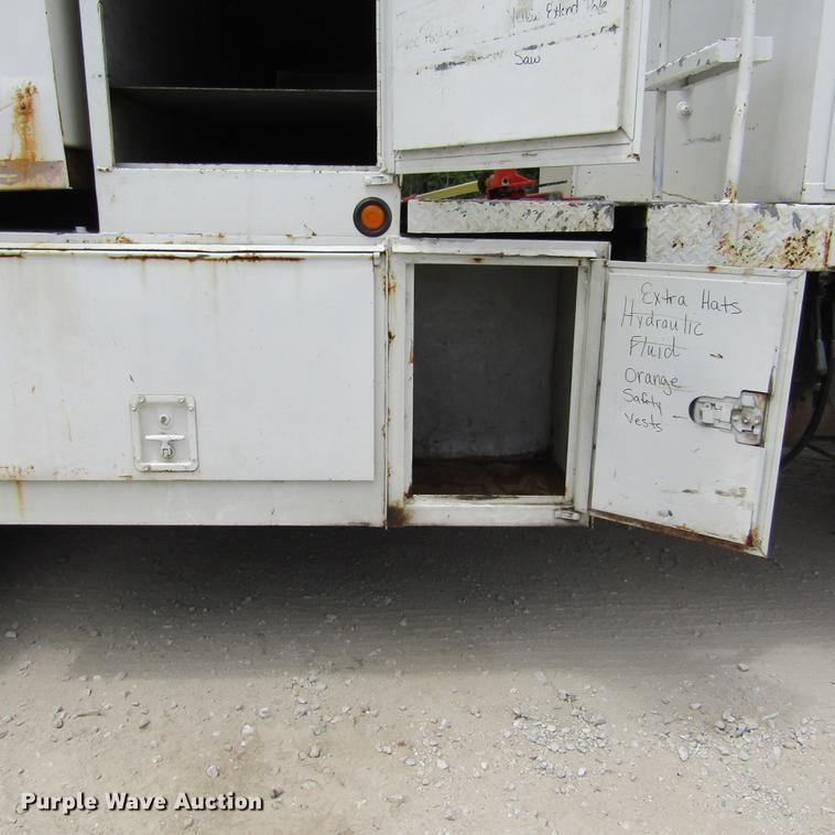 image for item DD2689 2004 International 4300 bucket truck