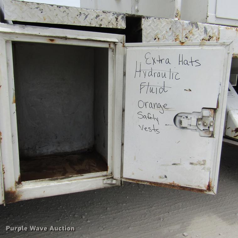 image for item DD2689 2004 International 4300 bucket truck