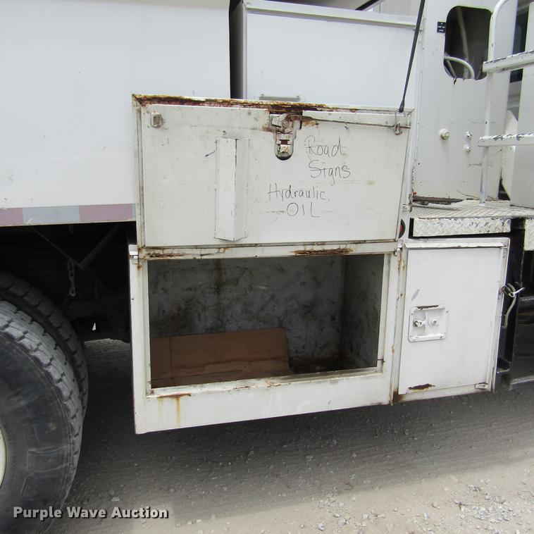 image for item DD2689 2004 International 4300 bucket truck