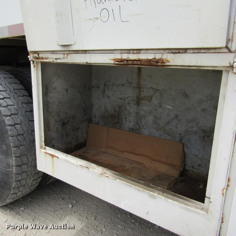 image for item DD2689 2004 International 4300 bucket truck