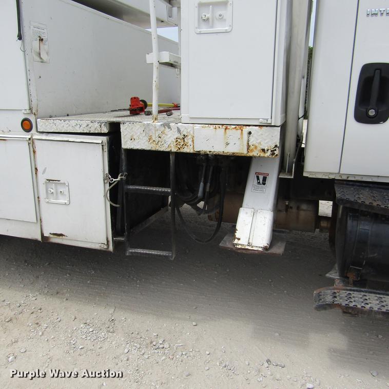 image for item DD2689 2004 International 4300 bucket truck