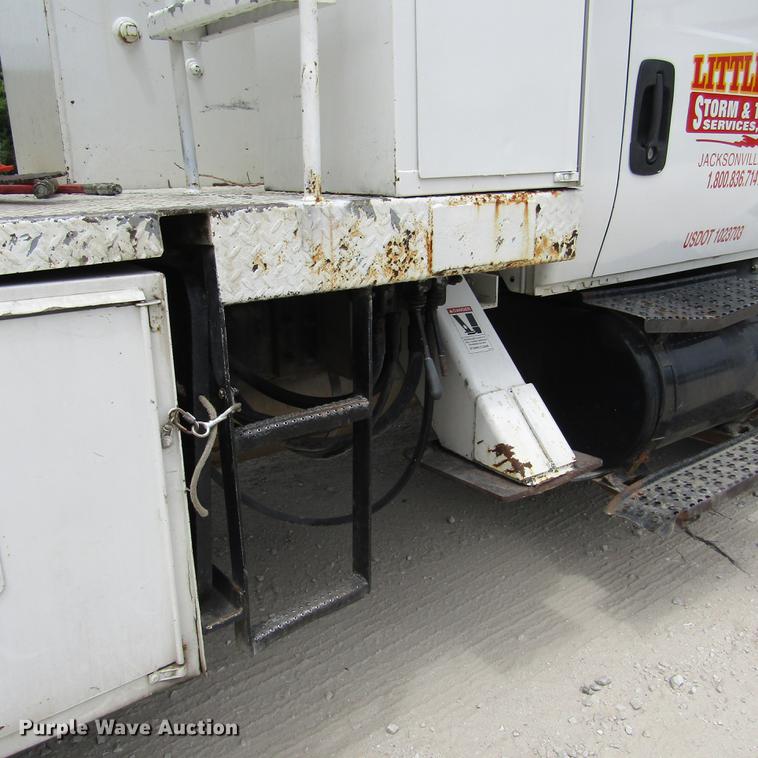 image for item DD2689 2004 International 4300 bucket truck