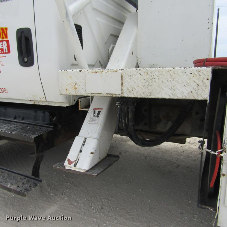 image for item DD2689 2004 International 4300 bucket truck