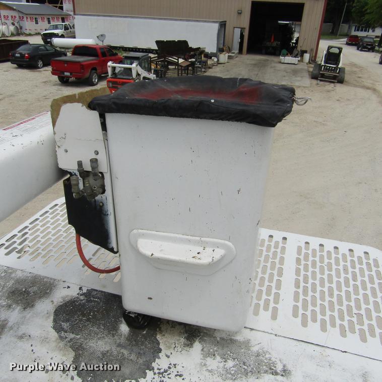 image for item DD2689 2004 International 4300 bucket truck