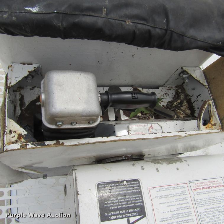 image for item DD2689 2004 International 4300 bucket truck