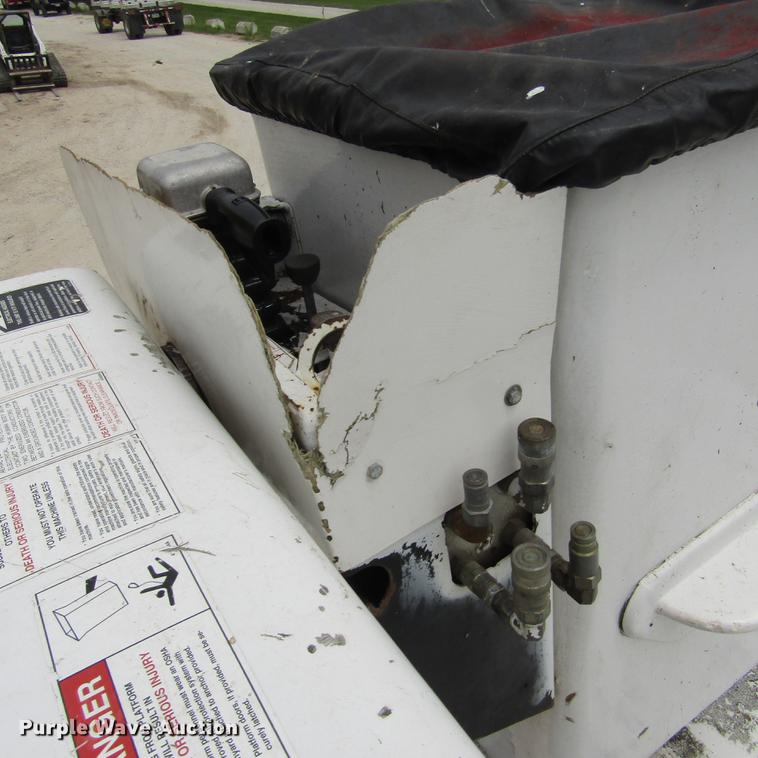 image for item DD2689 2004 International 4300 bucket truck