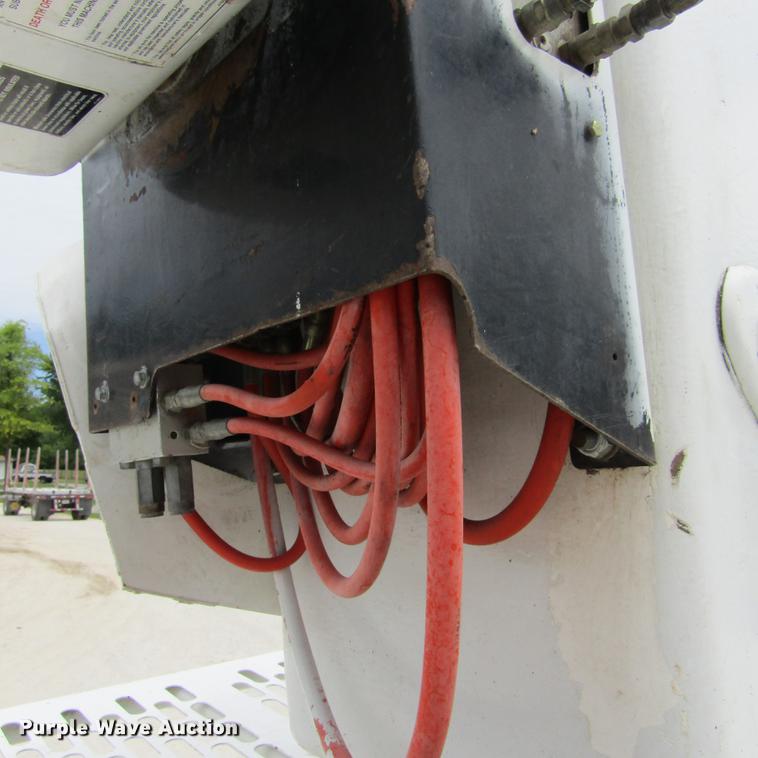 image for item DD2689 2004 International 4300 bucket truck