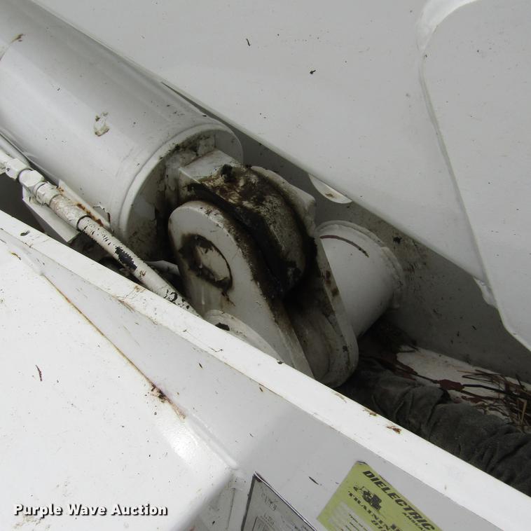 image for item DD2689 2004 International 4300 bucket truck