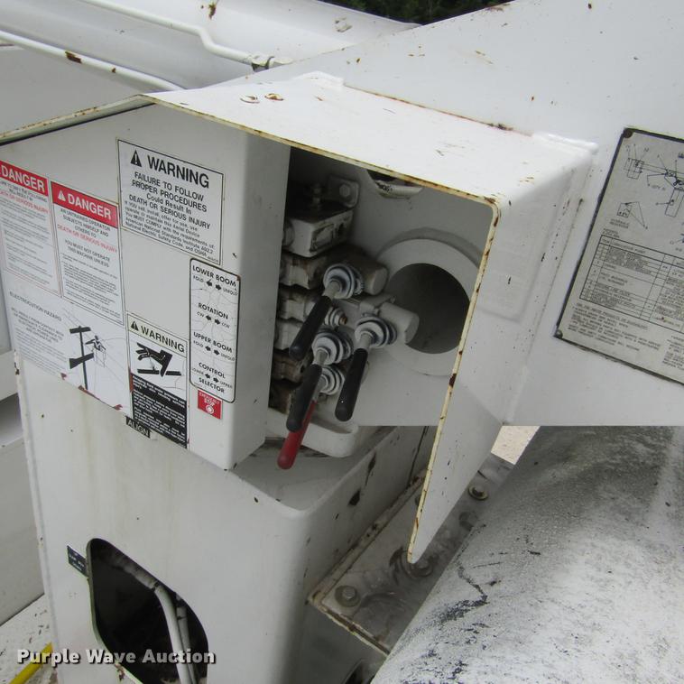 image for item DD2689 2004 International 4300 bucket truck