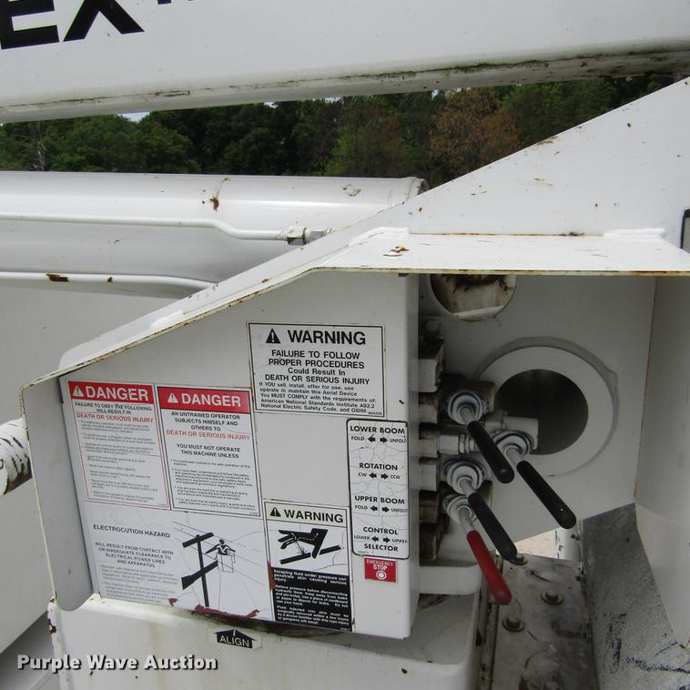 image for item DD2689 2004 International 4300 bucket truck